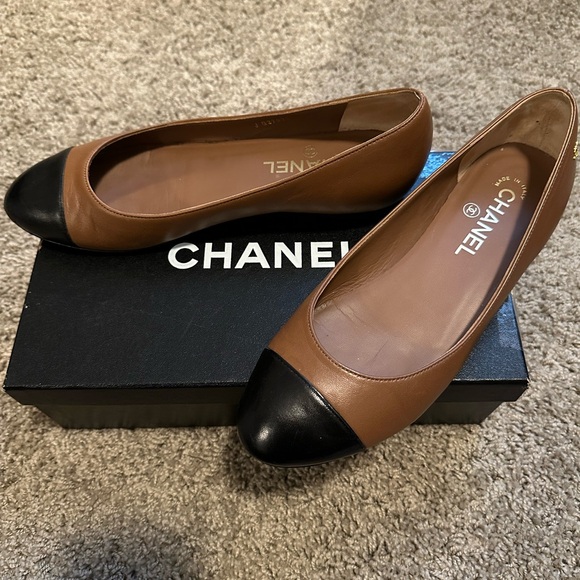 Chanel Brown and Black Leather Flats - Picture 2 of 8